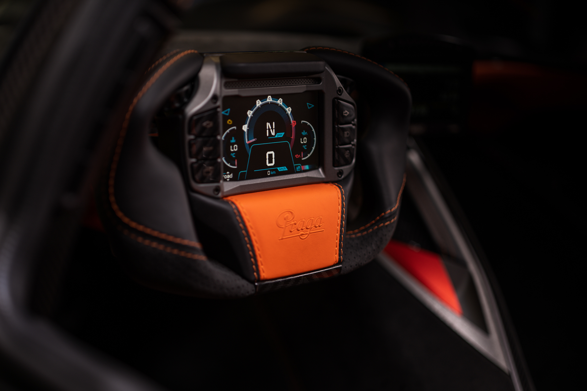Genuine leather steering with display and orange detail